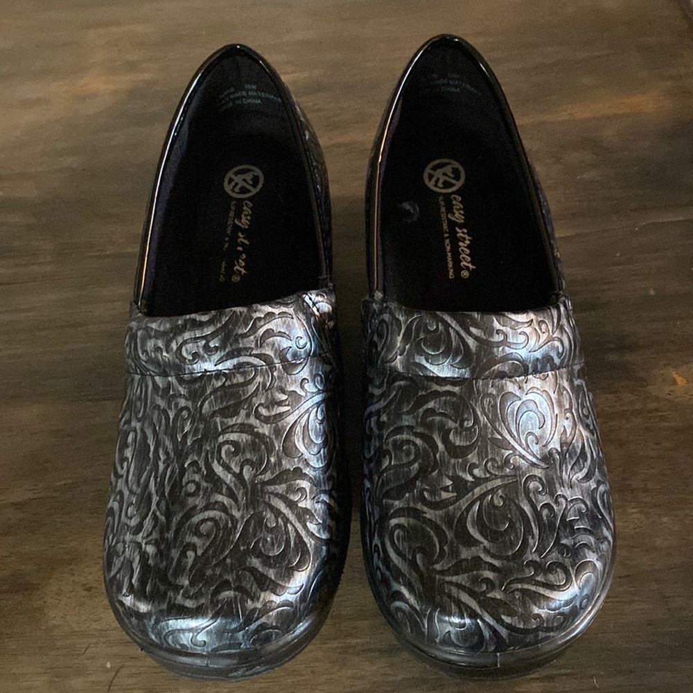 Woman’s East Street Slip Resistant Non Marking Shoes SZ10W